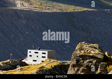 Tierheim Anenhuette tinien dunkle Berghang der Seitenmoräne des Gletschers, Tal Lötschental, Wallis, Schweiz Stockfoto