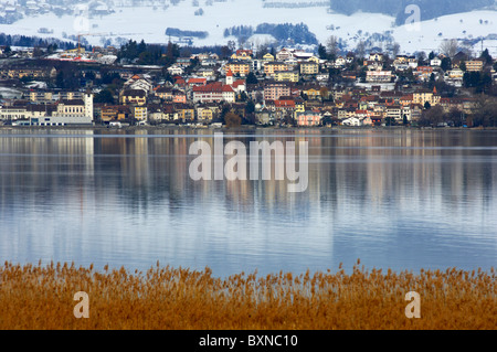 Blick über den winterlichen Neuenburgersee in Richtung der Gemeinde Enkel, Kanton Waadt, Schweiz Stockfoto