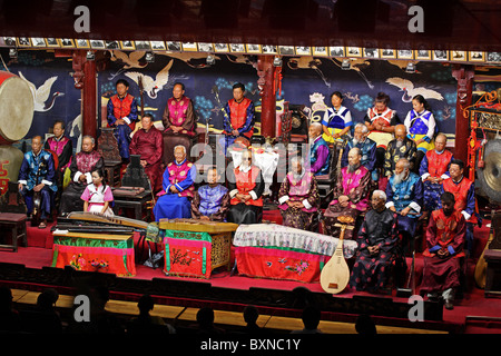 Naxi Ancient Music Orchestra auf der Bühne in Lijiang, Provinz Yunnan, China Stockfoto