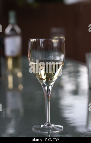 Sommerzeit-Glas Weißwein auf der Terrasse im Freien. Stockfoto