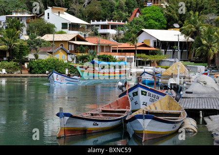 Boote und Häuser am Kanal, Fischerdorf, Barra da Lagoa, Florianopolis, Santa Catarina, Brasilien, Süd-Atlantik Stockfoto