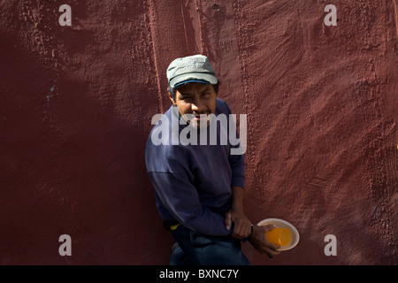 Zentralamerikanischen Migranten Reisen in Mexiko, in den Vereinigten Staaten zu arbeiten steht in einem Tierheim in Mexiko-Stadt Stockfoto