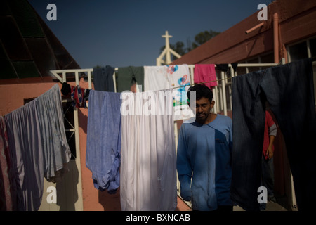 Zentralamerikanischen Migranten Reisen in Mexiko, in den Vereinigten Staaten arbeiten steht in einem Tierheim in Mexiko-Stadt Stockfoto