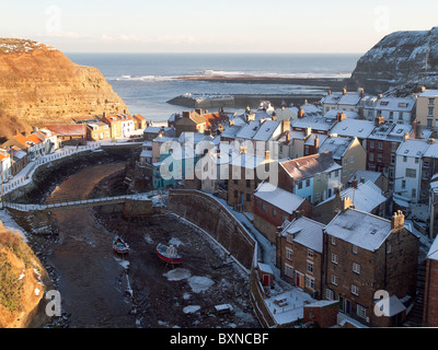 Historischen Dorf von Staithes North Yorkshire mit einer Bedeckung von Winterschnee Stockfoto