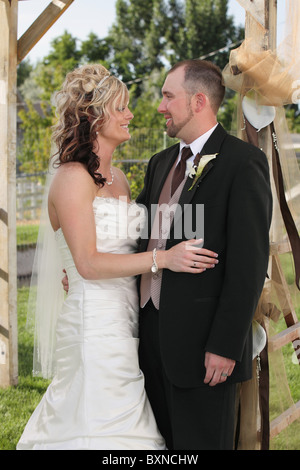 junges attraktives Paar stehen zusammen am Hochzeitstag Stockfoto