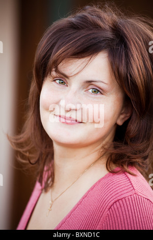 Porträt einer jungen kaukasischen Frau outdoor hautnah. Stockfoto