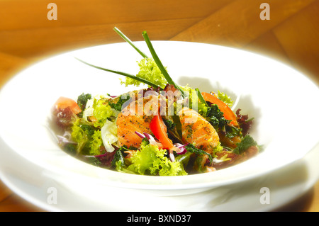 Gemüsesalat w Stücke von geräuchertem Lachs Stockfoto