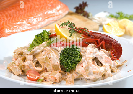 Italienische Pasta w Meeresfrüchte Sauce und Zitrone Stockfoto