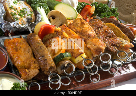 Spezialität des mexikanischen und aztekische Küche Fleisch und Gemüse auf Spieße Stockfoto
