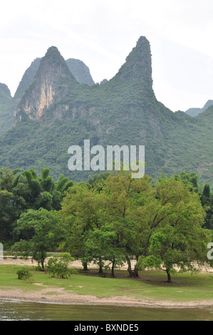 Schöne Landschaft mit den vielen Karst Hügeln entlang Li-Fluss, Guilin Bereich in Südchina Stockfoto