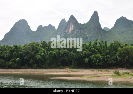 Schöne Landschaft mit den vielen Karst Hügeln entlang Li-Fluss, Guilin Bereich in Südchina Stockfoto