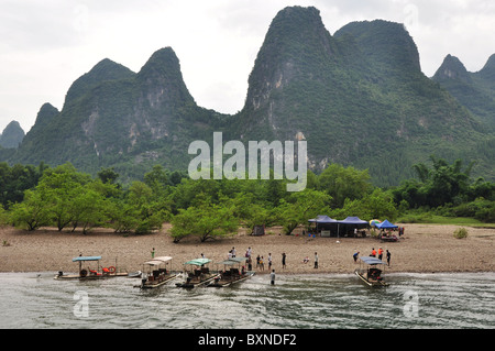 Flussschiffen auf dem Li-Fluss mit schönen Karst Hügeln im Hintergrund, Guilin Bereich, Südchina Stockfoto