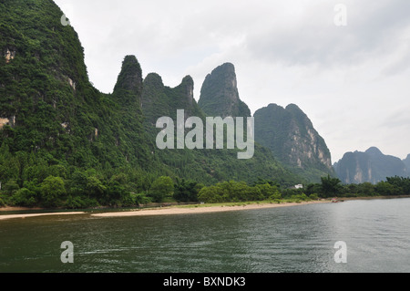 Schöne Landschaft mit den vielen Karst Hügeln entlang Li-Fluss, Guilin Bereich in Südchina Stockfoto