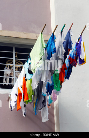 Singapur, die Wäsche ist aus dem Fenster auf einem Stick zu trocknen aufgehängt. Stockfoto