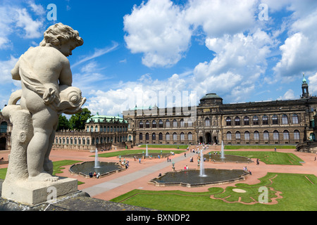 Deutschland Sachsen Dresden Innenhof von restaurierten barocken Zwinger Palast-Gärten mit Touristen Stockfoto