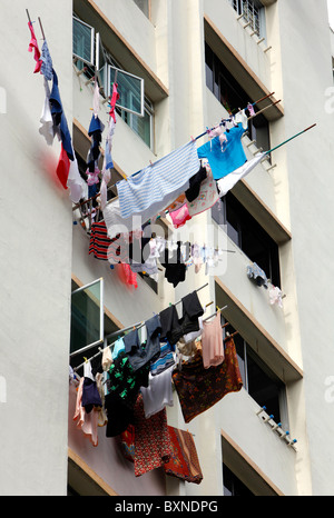 Singapur, die Wäsche ist aus dem Fenster auf einem Stick zu trocknen aufgehängt. Stockfoto