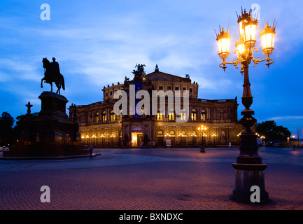 Deutschland Sachsen Dresden restaurierten barocken Sächsischen Staatsoper oder Hamburgische Staatsoper Theaterplatz bei Sonnenuntergang Stockfoto