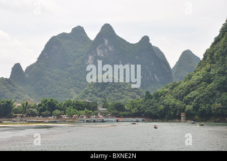 Schöne Landschaft mit den vielen Karst Hügeln entlang Li-Fluss, Guilin Bereich in Südchina Stockfoto