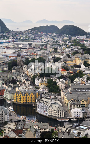 Alesund-Stadt an der norwegischen Küste - von oben gesehen Stockfoto