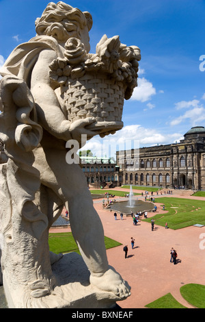 Deutschland Sachsen Dresden Innenhof von restaurierten barocken Zwinger Palace Gärten voll von Touristen Stockfoto