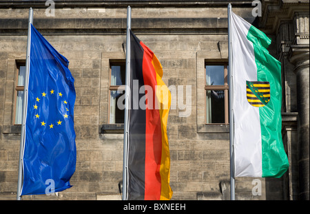 Deutschland Sachsen Dresden Fags der EU Europäischen Union Deutschland und Sachsen fliegen auf Fahnenmasten vor Neues Standehaus Stockfoto