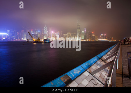 Kowloons berühmten und berüchtigten Avenue Of Stars Blick auf Hong Kong Island in der Nacht Stockfoto