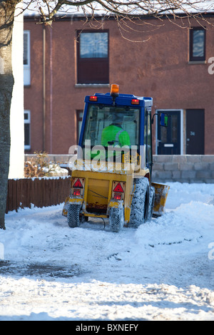 Des Rates Schnee Clearing Operationen. Montrose.Spreading Grit und Pflügen Schnee von Gehwegen Stockfoto