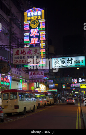 Nathan Road in der Nacht Tsim Tsa Tsui Kowloon Hong Kong China, leichte Busse aufgereiht Stockfoto