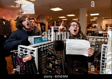 UK Uncut Demonstranten demonstriert an einem Seitenarm des Dorothy Perkins Bekleidungsgeschäft über protestierten Steuervermeidung durch Arcadia Group UK Stockfoto