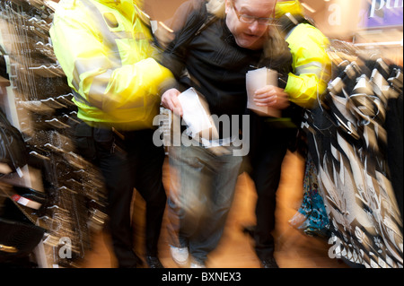 UK Uncut Demonstranten demonstriert an einem Seitenarm des Dorothy Perkins Bekleidungsgeschäft über protestierten Steuervermeidung durch Arcadia Group UK Stockfoto