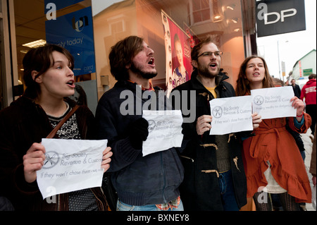 UK Uncut Demonstranten demonstriert an einem Seitenarm des Dorothy Perkins Bekleidungsgeschäft über protestierten Steuervermeidung durch Arcadia Group UK Stockfoto