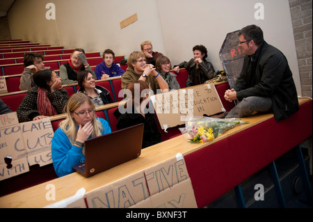 Dozent für internationale Politik PETER JACKSON die Bildung diskutieren schneidet mit Studenten an der Aberystwyth University Wales UK Stockfoto