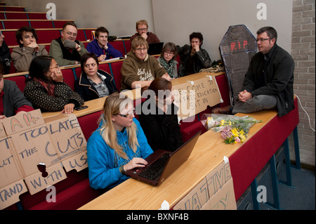 Dozent für internationale Politik PETER JACKSON die Bildung diskutieren schneidet mit Studenten an der Aberystwyth University Wales UK Stockfoto