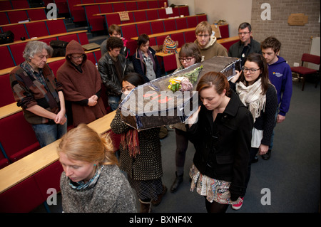 Ein mock Begräbnis für den Tod der Hochschulbildung inszeniert von Studenten an der Aberystwyth University, Wales, UK Stockfoto