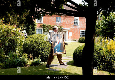 Tom Carpenter, Treuhänder von Jane Austen Haus in Chawton, Hampshire, trägt einen neu erworbenen Gemälde von Austens Bruder Stockfoto