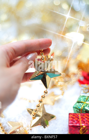 Frau Hand mit Weihnachtsdekoration Stockfoto