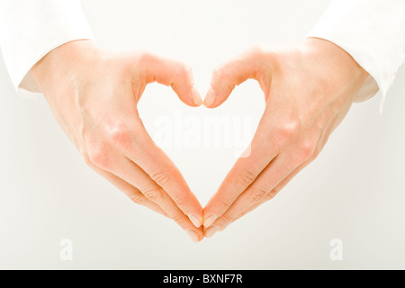 Bild von Frauenhand gemacht in Form von Herzen Stockfoto