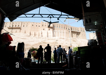 Ein Blick auf die Altstadt und die alte Zitadelle von Erbil, vom Basar oder Souk-Viertel aus gesehen, in der kurdischen autonomen Region Nordirak. Stockfoto