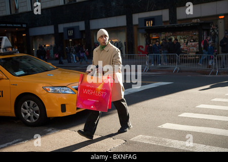 Last-minute-Weihnachts-Einkäufer in Midtown Manhattan in New York auf Freitag, 24. Dezember 2010. (© Frances M. Roberts) Stockfoto