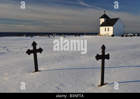 Kleinen Friedhof am Meer, Eisernes Kreuz, Kapelle, Bank Stockfoto