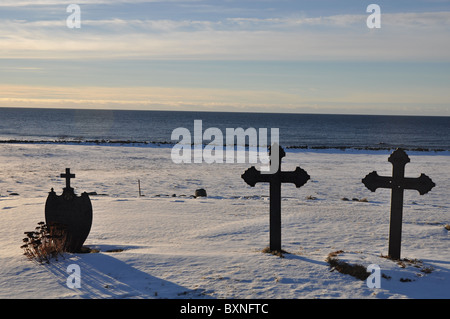 Kleinen Friedhof am Meer, Eisernes Kreuz, Kapelle, Bank Stockfoto