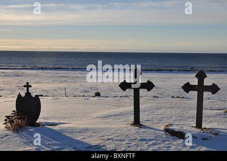 Kleinen Friedhof am Meer, Eisernes Kreuz, Kapelle, Bank Stockfoto