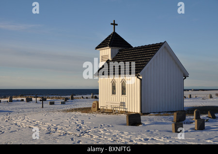 Kleinen Friedhof am Meer, Eisernes Kreuz, Kapelle, Bank Stockfoto