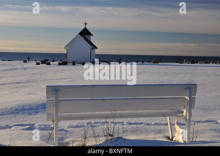 Kleinen Friedhof am Meer, Eisernes Kreuz, Kapelle, Bank Stockfoto