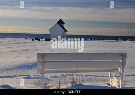 Kleinen Friedhof am Meer, Eisernes Kreuz, Kapelle, Bank Stockfoto