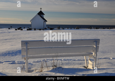 Kleinen Friedhof am Meer, Eisernes Kreuz, Kapelle, Bank Stockfoto