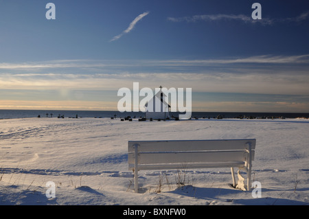 Kleinen Friedhof am Meer, Eisernes Kreuz, Kapelle, Bank Stockfoto