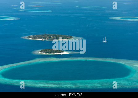 Luftbild von Bandos Island Resort auf den Malediven und umliegenden Korallenriffen und Inseln. Stockfoto