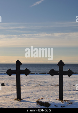 Kleinen Friedhof am Meer, Eisernes Kreuz, Kapelle, Bank Stockfoto