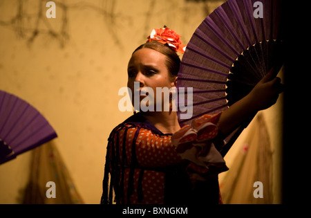Eine Flamenco-Tänzerin oder Bailaora, führt mit einem Handventilator in der Tablao Flamenco El Cardenal in Córdoba, Andalusien, Spanien Stockfoto
